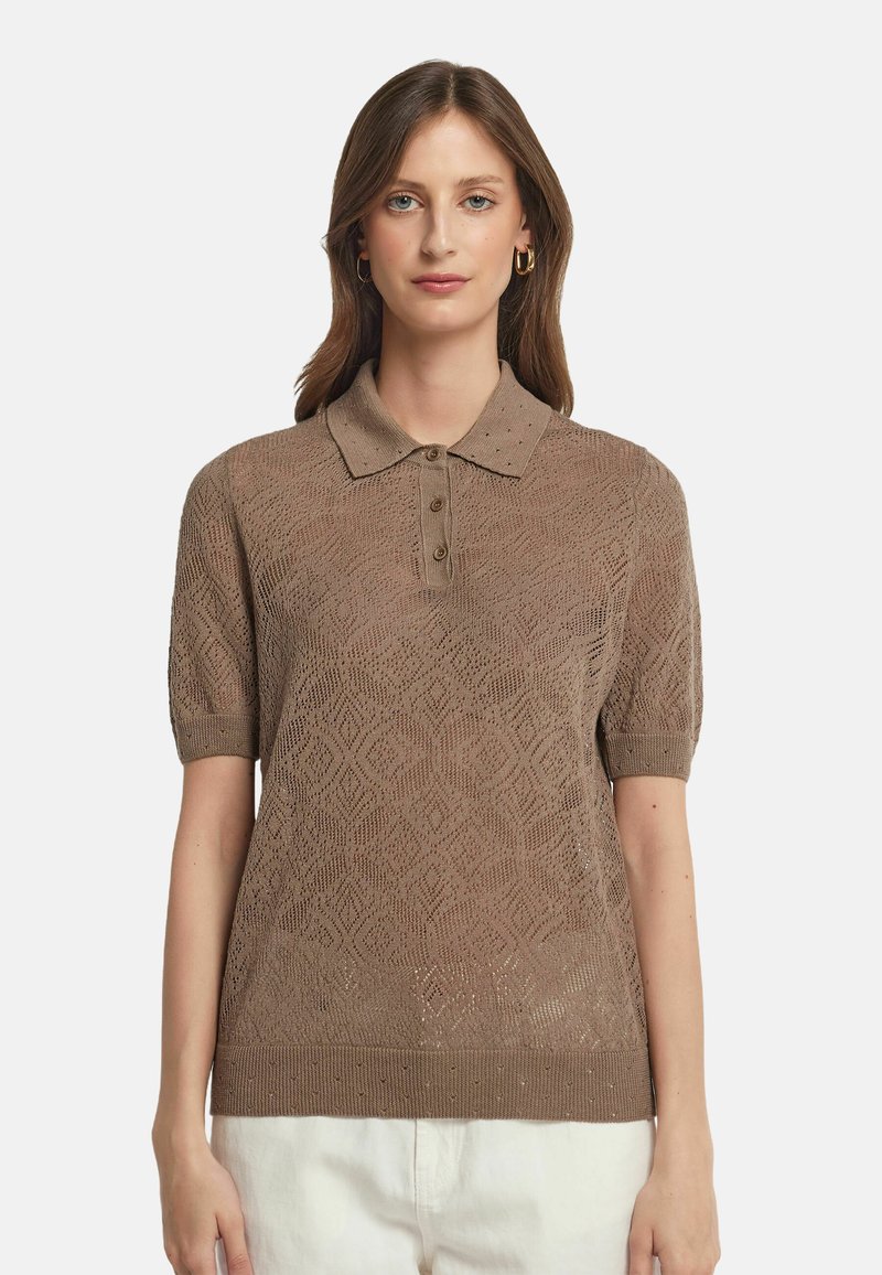 Brunstickad polo med korta ärmar, med ett strukturerat diamantmönster och tre knappar vid kragen. Mjuk, andningsbar material.