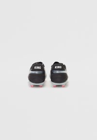 Crampons de football noirs avec une tige synthétique texturée, arborant le logo "KING" au niveau du talon, des accents argentés et des pointes de semelle rose.
