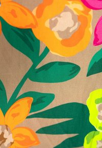 Blumenstoff mit leuchtend orangefarbenen, pinken und gelben Blumen sowie grünen Blättern auf einem beigen Hintergrund, der eine glatte Textur und kräftige Muster zeigt.