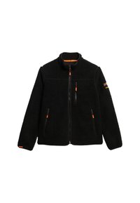 Zwarte fleece jas met hoge kraag, ritssluiting aan de voorkant en oranje ritsaccenten. Bevat twee zijzakken en één borstzak. Zachte textuur.