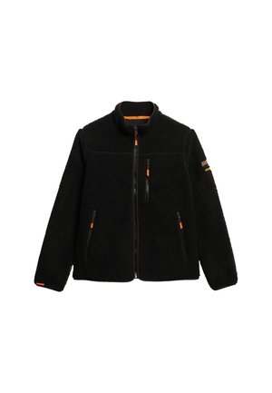 Zwarte fleece jas met hoge kraag, ritssluiting aan de voorkant en oranje ritsaccenten. Bevat twee zijzakken en één borstzak. Zachte textuur.