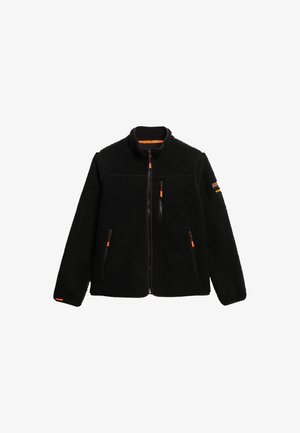 Zwarte fleece jas met hoge kraag, ritssluiting aan de voorkant en oranje ritsaccenten. Bevat twee zijzakken en één borstzak. Zachte textuur.