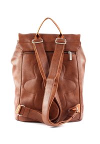 Sac à dos en cuir marron avec un design floral embossé, des bretelles ajustables et une poignée supérieure. Dispose d'une poche avant zippée et d'accents métalliques.