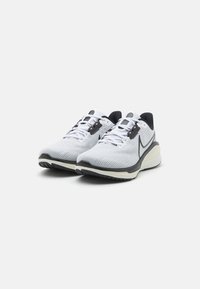 Nike Performance VOMERO - Scarpe da corsa su strada - white/black/pure platinum/vintage green/sail