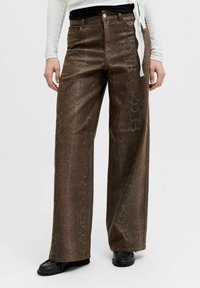 Brązowe szerokie spodnie z nadrukiem wężowej skóry wykonane z teksturowanej tkaniny, z wysokim stanem, zapięciem na guziki i przednimi kieszeniami.