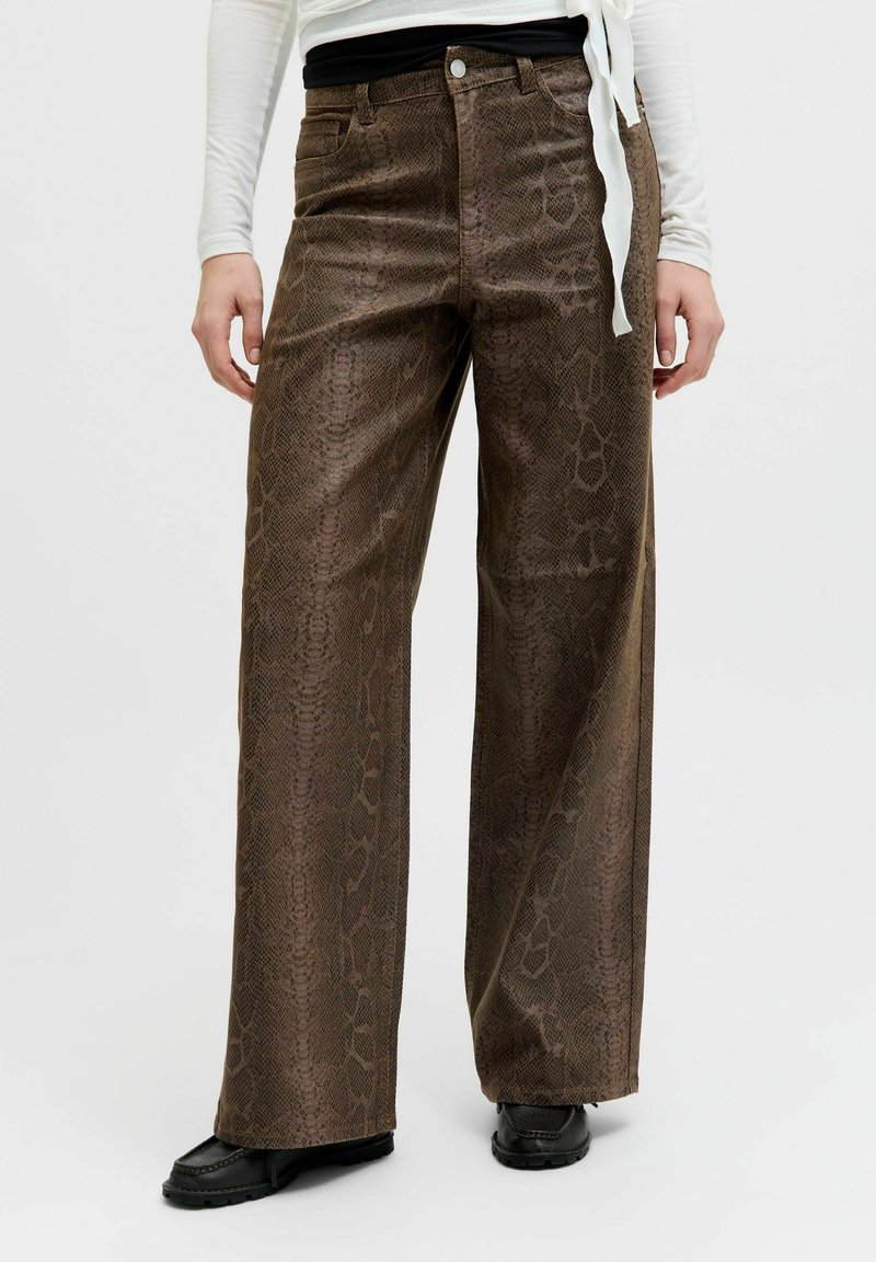 Brązowe szerokie spodnie z nadrukiem wężowej skóry wykonane z teksturowanej tkaniny, z wysokim stanem, zapięciem na guziki i przednimi kieszeniami.