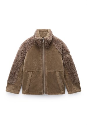 Braune Kunstpelzjacke mit hohem Kragen, Reißverschluss vorne und zwei Seitentaschen. Hat strukturierte Ärmel in einem helleren Braunton.