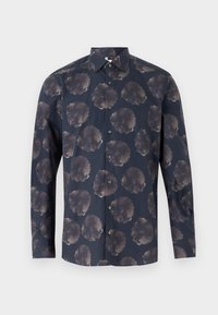 Langermet skjorte i mørk marineblå med blomstermønster som har store, dempede blomster. Knapping foran med klassisk krage og tekstur i stoffet.