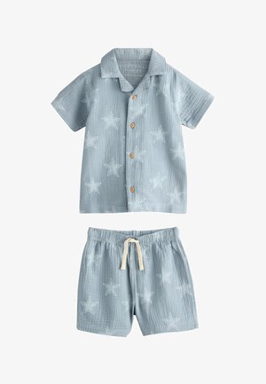 Set compus din cămașă albastru deschis cu mâneci scurte și nasturi și pantaloni scurți cu talie elastică și modele cu stele albe, potrivit pentru copii.