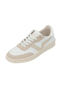 Weißer Sneaker mit beigen Wildlederakzenten, durchlöchtem Zehenbereich, runden Schnürsenkeln und einer strukturierten Gummisohle. Besitzt ein dezentes Logo auf der Zunge.