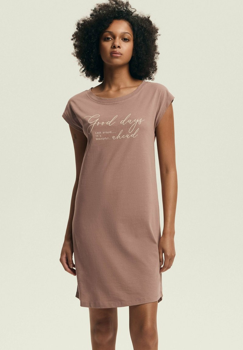 Sukienka o luźnym kroju i krótkim rękawie w miękkim odcieniu taupe. Posiada okrągły dekolt oraz nadrukowany tekst: "Dobre dni... Rozejrzyj się... wszystko jest piękne. przed Tobą."