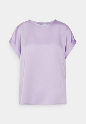 Lila Kurzarmbluse aus glattem Stoff. Lockerer Schnitt mit hochgekrempelten Ärmeln und rundem Ausschnitt. Minimalistisches Design.