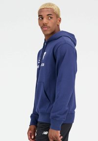 New Balance ESSENTIALS STACKED LOGO HOODIE - Jersey con capucha - nb navy