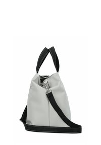 Grijze leren totebag met een textured afwerking, voorzien van een zwarte strap, bovenhandvat, zilveren hardware en een cinch-opening ontwerp.