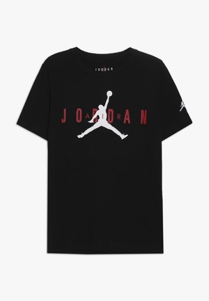 Schwarzes kurzärmeliges T-Shirt mit rotem "JORDAN"-Text und weißer Silhouette eines basketballspielenden Spielers, der mit Ball in der Mitte vorne springt.