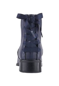 Botín de piel azul marino hasta el tobillo con punta redondeada, que presenta una parte superior texturizada, diseño de cordones y un robusto tacón cuadrado.