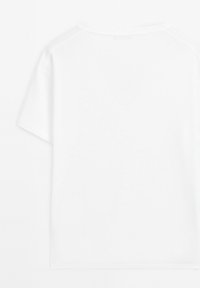 Wit katoenen T-shirt met korte mouwen en een ronde hals. Soepele textuur, zonder patronen of accenten, en een eenvoudig, onopgesmukt ontwerp.