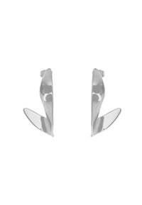 Orecchini a clip in plastica argentata con un design curvato e moderno. Texture liscia con una finitura lucida; modellati per assomigliare a foglie allungate.