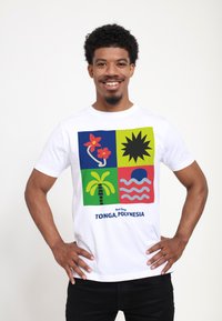 Camiseta blanca de algodón con un diseño gráfico colorido que presenta motivos tropicales, incluyendo flores, un sol, una palmera y olas, y el texto que dice "Próxima Parada Tonga, Polinesia."
