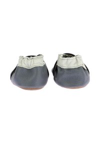 Chaussons en tissu rayé bleu foncé avec une garniture en cuir gris clair, dotés d'un design souple et flexible et de semelles plates antidérapantes.