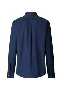 Camisa de vestir de manga larga para hombre en azul marino, con puños abotonados y pliegue en la parte trasera, mostrada desde atrás sobre un fondo blanco.