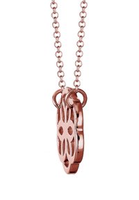 Rose gold vedhængs halskæde med intrikate blomsterudskæringer. Har en sammenkædning og cirkulære accenter, hvilket skaber et delikat udseende.