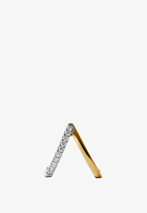 Dos anillos unidos en un ángulo, uno de banda lisa de oro y otro de banda de plata con pequeños diamantes redondos incrustados.