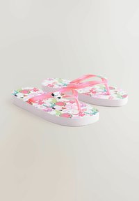 Flip-Flops mit einer weißen Sohle, pinken Riemen und einem bunten Muster aus Früchten und Tieren auf dem Fußbett. Texturiertes Gummi für besseren Grip.
