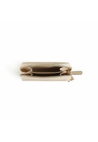 Beige ritsportemonnee met een textuur buitenkant, interne compartimenten en gouden hardware accenten. Open view toont gescheiden secties voor organisatie.