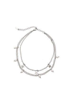 Ezüst rétegelt nyaklánc csillagalakú charmokkal és gyöngyökkel. Lánc design, váltakozó ezüst láncszemekkel és díszítő elemekkel.