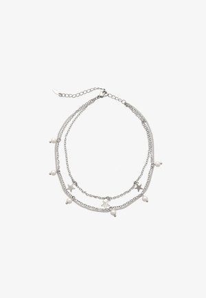 Silberne mehrschichtige Halskette mit sternförmigen Anhängern und Perlen. Kettendesign mit wechselnden silbernen Gliedern und dekorativen Elementen.