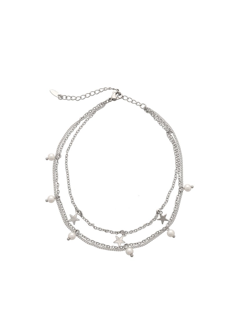 Collar de plata en capas que presenta encantos y cuentas en forma de estrella. Diseño de cadena con enlaces de plata alternos y elementos decorativos.