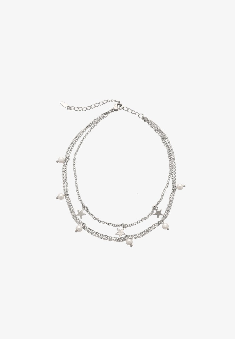 Collar de plata en capas que presenta encantos y cuentas en forma de estrella. Diseño de cadena con enlaces de plata alternos y elementos decorativos.