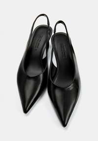 Crne slingback štikle od glatke kože s uskim vrhom i izrezanim stranama, s udobnom unutrašnjošću koja sadrži logotip branda.