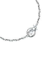 Bracciale a catena tono argento con ciondolo a forma di coccinella rotonda, decorato con pietre trasparenti e dettagliati tratti del viso, texture liscia.