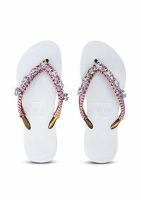Witte flip-flops met gestructureerde zolen, voorzien van gevlochten lavendelkleurige banden versierd met heldere edelstenen en gouden accenten ter verfraaiing.