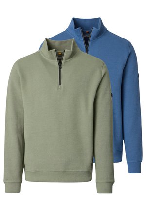 Zwei langärmelige Pullover aus Waffelstrick mit Viertelreißverschluss, einer in Salbeigrün vorne und einer in Blau hinten, beide mit Stehkragen und gerippten Bündchen.