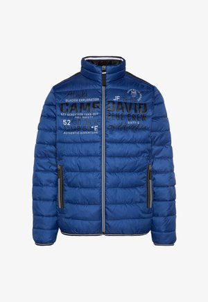 Izolowany niebieski puchowy płaszcz z wysokim kołnierzem, zamkiem błyskawicznym, bocznymi kieszeniami i nadrukiem tekstu w czerni i bieli na przedzie.