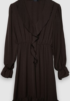 Robe marron avec manches longues bouffantes, un décolleté en V et un design à volants sur le devant. Caractérisée par une taille froncée et un ourlet à volants en étages.