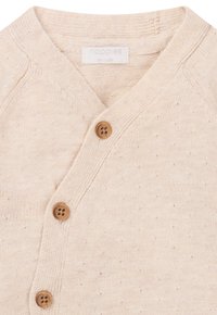 Beige gestrickte Strickjacke mit V-Ausschnitt, ausgestattet mit drei Holzknöpfen und einem strukturierten Muster, geeignet für Säuglinge im Alter von 1-2 Monaten.
