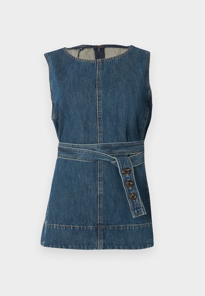 Robe en denim bleu sans manches avec un col rond, une couture verticale à l'avant et une ceinture assortie ornée de trois boutons à une extrémité.