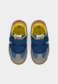 Παιδικά αθλητικά παπούτσια σε μπλε και γκρι χρώμα με λουράκια βέλκρο, κίτρινη επένδυση και λαστιχένια σόλα. Διαθέτουν ετικέτα με λογότυπο και τυπωμένο μέγεθος στο εσωτερικό.