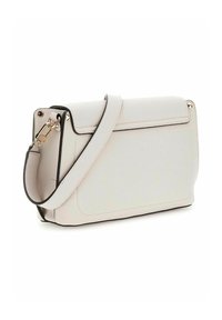 Sac bandoulière en cuir blanc au design structuré, avec un rabat supérieur, des finitions noires, des accessoires en or et une bandoulière ajustable.