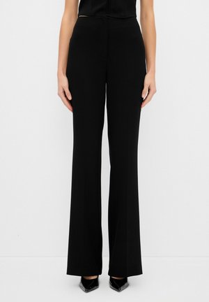 Zwarte wijde broek met hoge taille, ontworpen in een gladde stof. Heeft een strakke silhouet en past goed bij verschillende tops.