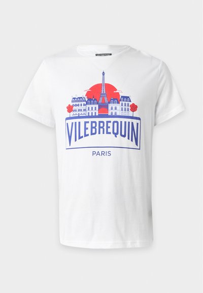 Λευκό t-shirt με μπλε και κόκκινο σχέδιο με κτίρια του Παρισιού, Πύργο του Άιφελ, κόκκινο ήλιο και το κείμενο "Vilebrequin Paris" στο εμπρός μέρος.