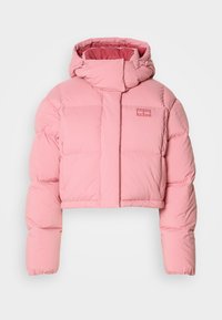 Doudoune courte rose avec capuche, manches longues, fermeture éclair avant dissimulée sous un rabat en tissu, et petit logo poitrine côté gauche.