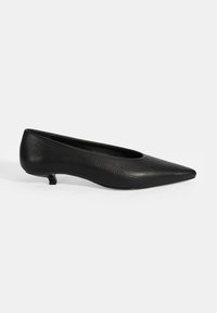 Ballerines en cuir noir avec un bout pointu et un petit talon, présentant une surface texturée et une ouverture lisse et arrondie.