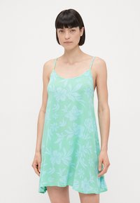 Un vestido floral de color verde menta hecho de tela ligera, con tirantes delgados, un corte holgado y un suave patrón texturizado de flores.