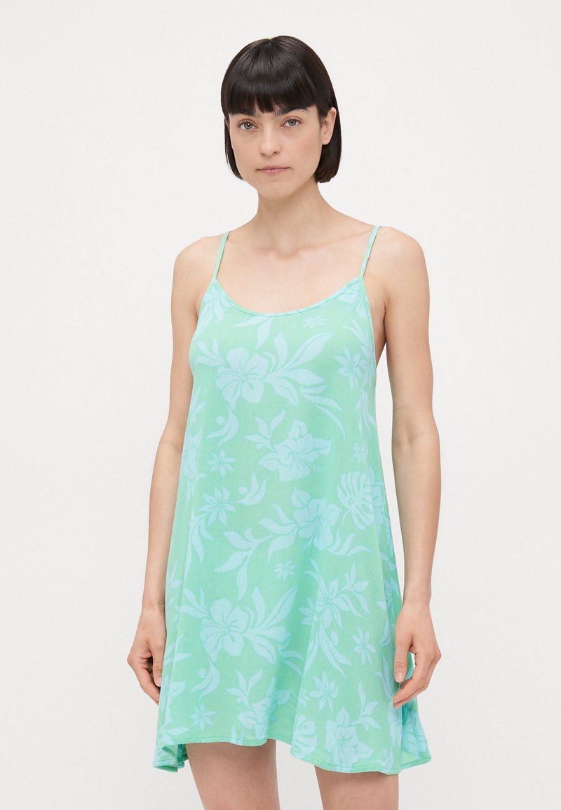 Un vestido floral de color verde menta hecho de tela ligera, con tirantes delgados, un corte holgado y un suave patrón texturizado de flores.