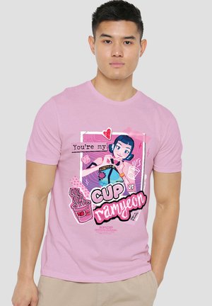 NETFLIX, KPOP DEMON HUNTERS ZOEY SCRAPBOOK RAMYEON - Print T-shirt - pink